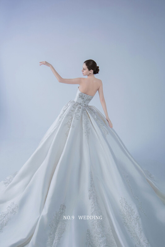 第九大道婚紗 AMAN ROYAL 台北婚紗攝影｜極致奢華平口美背鏤空緞面婚紗，文青光影線條感後背全景形象照