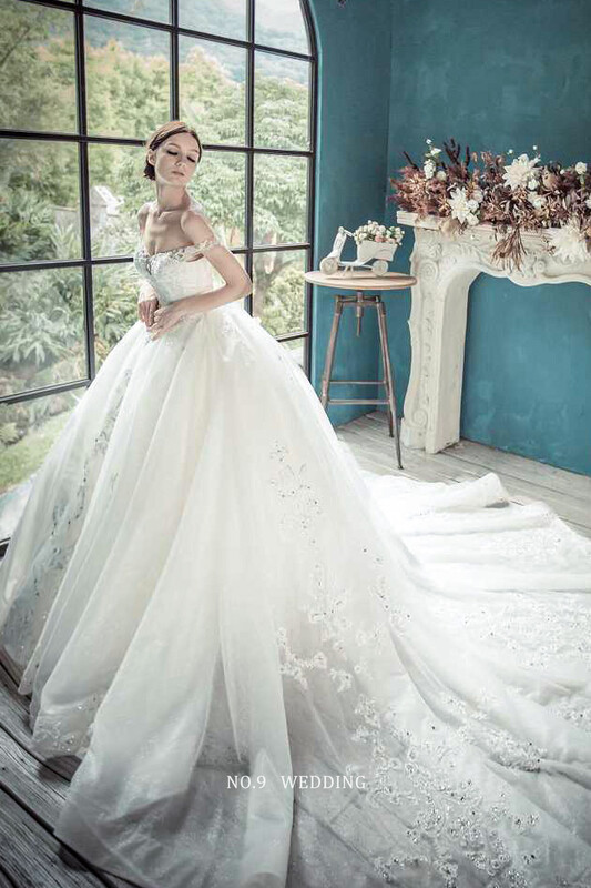 第九大道婚紗 AMAN ROYAL 台北手工婚紗出租攝影｜英國品牌奢華夢幻結婚白色婚紗，高級感卡肩線條細緻收腰，晶透滿版亮鑽點綴立體氣勢大澎裙 7071
