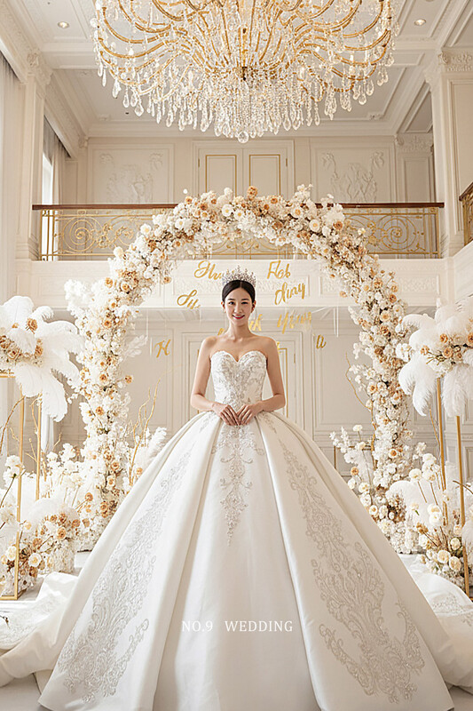 第九大道婚紗 AMAN ROYAL 台北高級訂製婚紗出租攝影｜英國品牌奢華夢幻白色婚紗，奢華緞面桃心領鑽亮熱門澎裙，端莊大氣正面婚宴禮服展示 6193