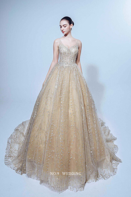 第九大道婚紗 AMAN ROYAL 台北，英國品牌婚紗奢華夢幻香檳金雙肩晚禮服，展現大氣華麗大澎裙與滿版璀璨亮鑽刺繡工藝，呈現高冷高級訂製婚紗質感，