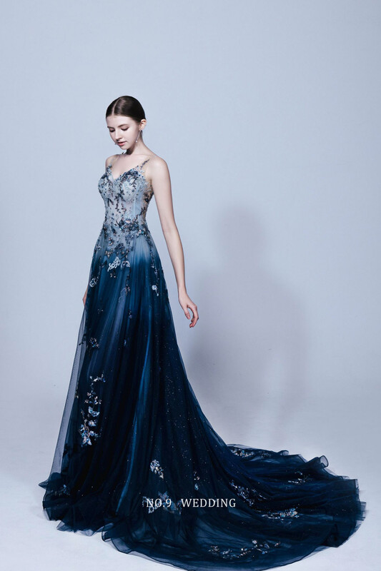 第九大道婚紗 AMAN ROYAL 台北新娘禮服｜巴洛克風宮廷感鑽亮寶藍色禮服，時尚光影美背線條感手持捧花半身照