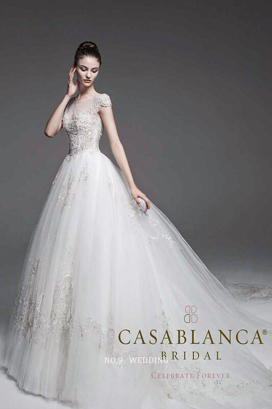 第九大道婚紗 CASABLANCA 台北，美國品牌白紗，新娘穿著包袖透膚領亮鑽刺繡A-Line婚紗，展現精緻蕾絲工藝與浪漫拖尾設計，1120