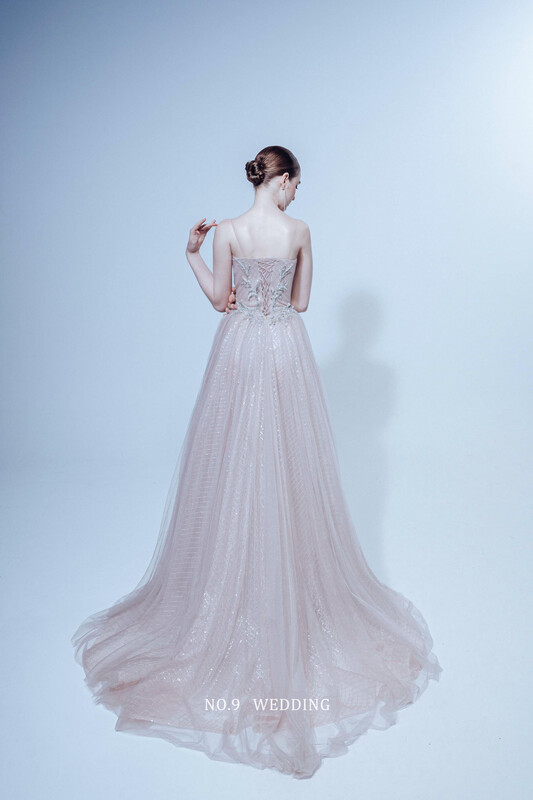 第九大道婚紗 台北 COUTURE BRIDAL 粉色A-Line晚禮服，綁帶美背搭配細緻亮片與層次裙襬，展現優雅迷人的背影魅力