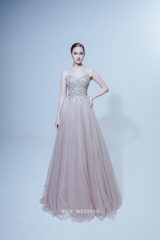 第九大道婚紗 台北 COUTURE BRIDAL 粉色桃心領A-Line晚禮服，精緻珠繡花卉搭配細亮紗裙，襯托甜美清新的浪漫氛圍