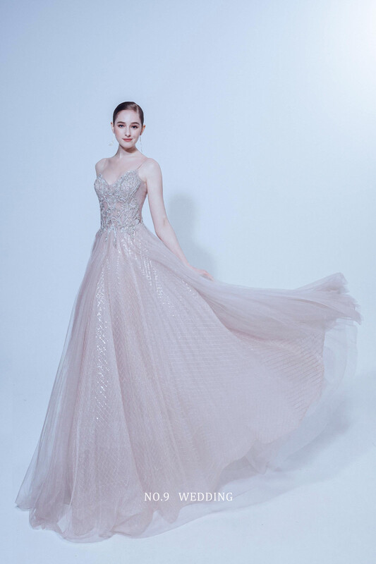 第九大道婚紗 台北 COUTURE BRIDAL 粉色細肩帶A-Line晚禮服，輕盈紗裙隨步伐自然飄逸，打造夢幻優雅的新娘造型