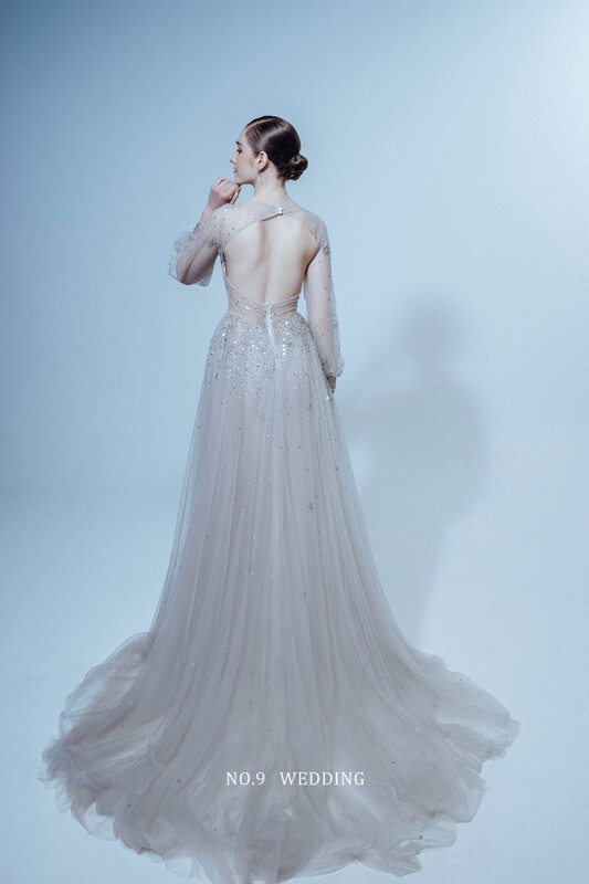 第九大道婚紗 台北 手工婚紗 COUTURE BRIDAL_細亮淡銀灰色長袖晚禮服，透膚袖片結合大露背設計，細緻亮片與輕柔紗裙展現浪漫背影