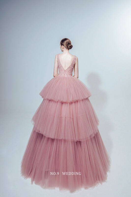 第九大道婚紗台北 COUTURE BRIDAL 手工婚紗，浪漫唯美粉色美背多層次晚禮服，展現優雅美背線條、呈現純淨平光素色背景高級訂製婚紗質感