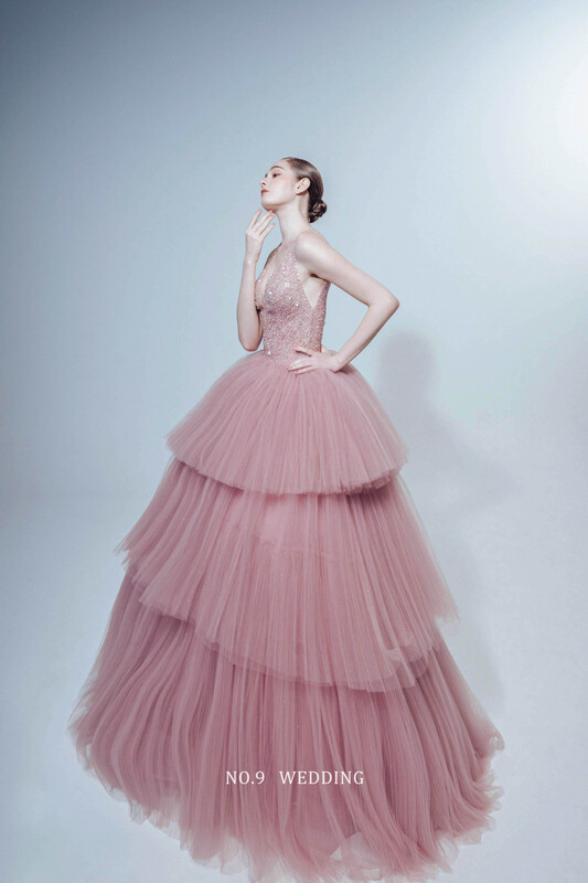第九大道婚紗台北 COUTURE BRIDAL 精品手工婚紗，浪漫唯美粉色高訂婚紗，展現修身剪裁、單手輕托微側身姿態與素背留白，散發清新優雅婚紗攝影風格