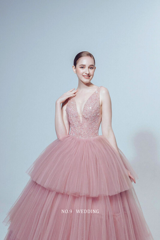 第九大道婚紗台北 COUTURE BRIDAL 精品婚紗，浪漫唯美粉色多層次禮服，、流線型輕盈，呈現時尚雜誌風格新娘攝影包套推薦