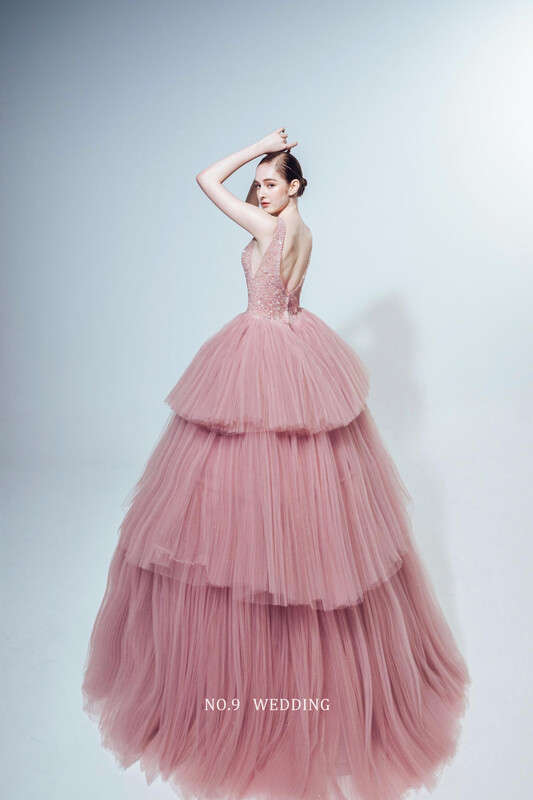 第九大道婚紗台北 COUTURE BRIDAL 精品婚紗，浪漫唯美粉紅雙肩禮服，精緻珠工亮片、時尚側身站姿純淨素背留白，適合高級禮服單租與質感大片拍攝
