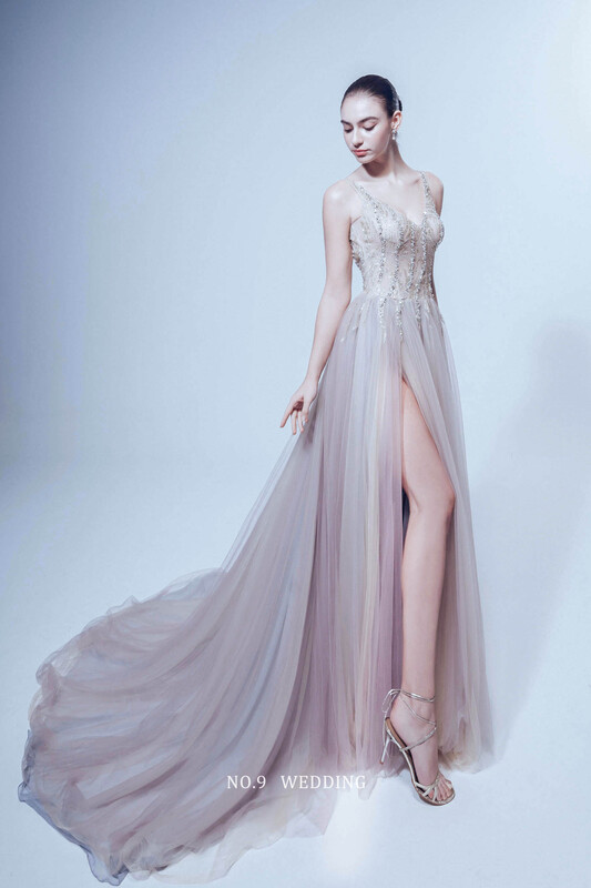 第九大道婚紗台北 COUTURE BRIDAL 精品手工婚紗，浪漫唯美粉藕色 A-Line 開叉美腿婚紗，展現修身剪裁、優雅流線型側身姿態與素背留白，適合婚宴二進敬酒送客及高級禮服出租