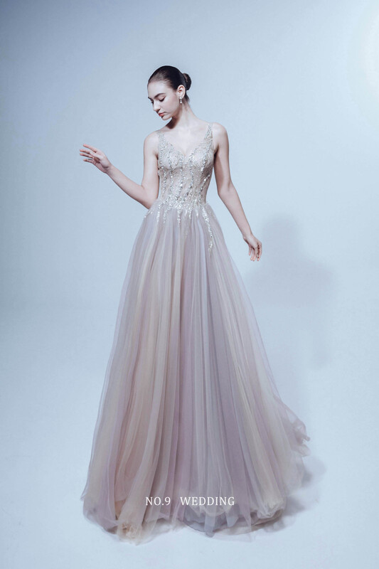 第九大道婚紗台北 COUTURE BRIDAL 精品手工婚紗，浪漫唯美粉藕色桃心領晚禮服，展現桃心領剪裁、滿版細亮刺繡與流線站姿，呈現純淨平光素色背景高級訂製婚紗質感