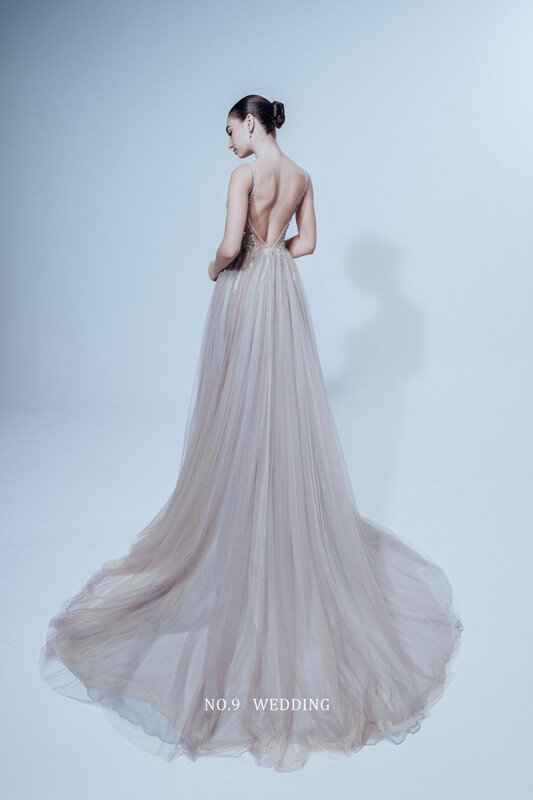 第九大道婚紗台北 ST. PAUL_S COUTURE BRIDAL 精品手工婚紗，浪漫唯美粉紫色美背晚禮服，展現性感大露背線條、雙手自然垂放背影與華麗細亮拖尾，適合進場焦點與高級外拍單租