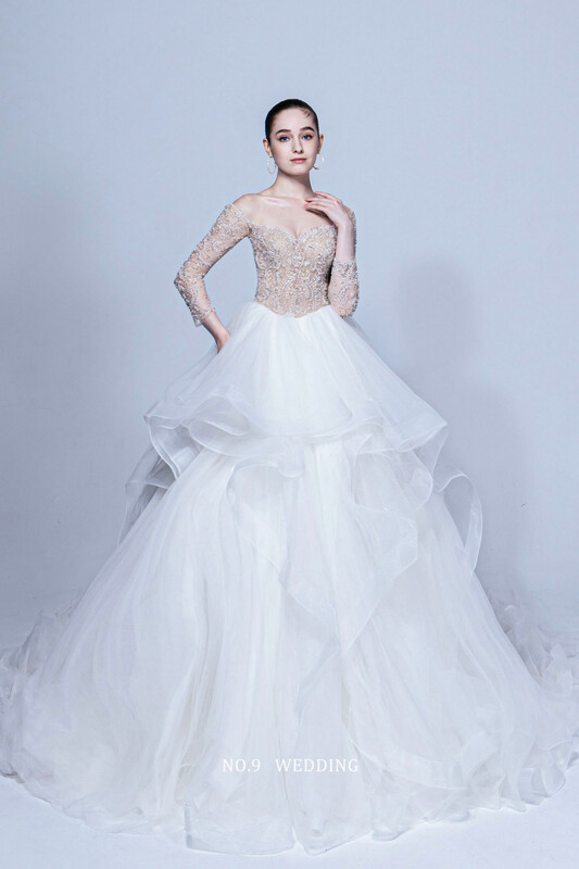 第九大道婚紗 台北 COUTURE BRIDAL 白色長袖透膚蕾絲露背白紗，新娘正面全身展現立體刺繡層次裙襬