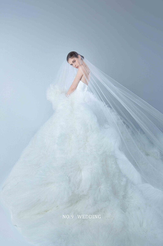 第九大道婚紗 台北 COUTURE BRIDAL 白色桃心領羽毛澎裙白紗，新娘搭配長頭紗展現夢幻唯美婚紗造型