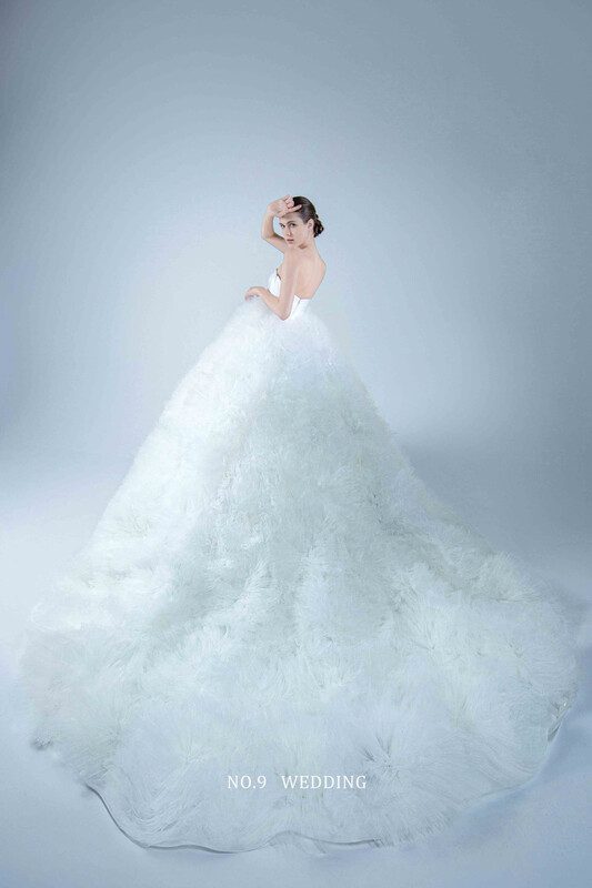 第九大道婚紗 台北 COUTURE BRIDAL 白色桃心領澎裙白紗，新娘演繹浪漫唯美羽毛立體層次拖尾婚紗