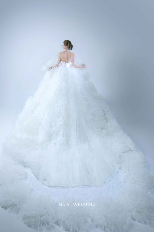 第九大道婚紗 台北 COUTURE BRIDAL 白色桃心領露背羽毛白紗，新娘背影搭配長頭紗展現浪漫加長拖尾設計