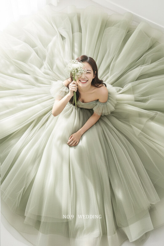 第九大道婚紗 台北 韓國品牌 HELENA SEOUL 鼠尾草綠卡肩桃心領層次紗A-Line晚禮服，新娘展現浪漫韓風仙氣造型