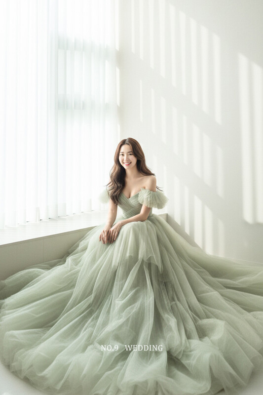 第九大道婚紗 台北 韓國品牌 HELENA SEOUL 鼠尾草綠卡肩桃心領層次紗A-Line晚禮服，新娘演繹自然光下溫柔優雅氣質