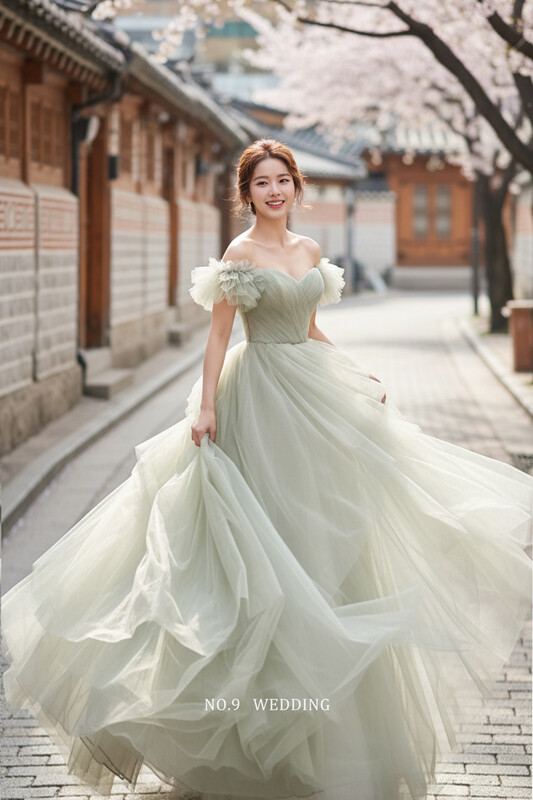 第九大道婚紗 HELENA SEOUL 台北韓國品牌婚紗｜簡約韓風卡肩綠色晚禮服，清新無亮面多層次蓬裙街拍婚紗照
