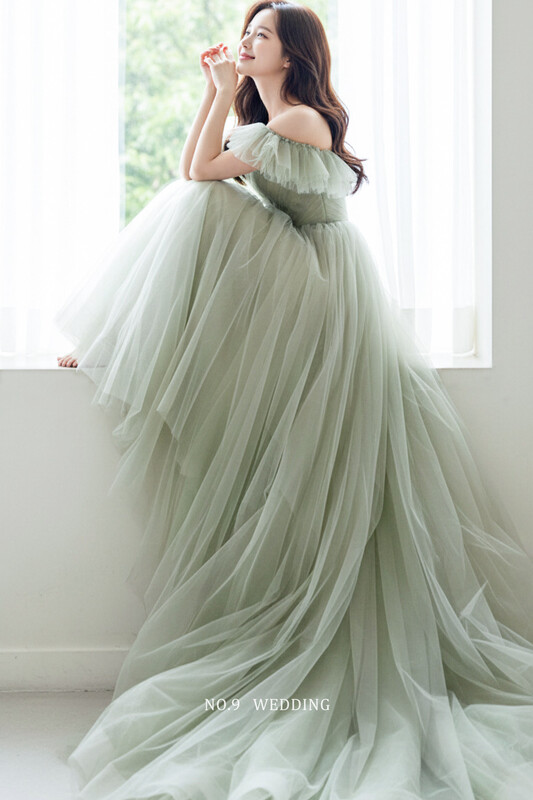 第九大道婚紗 台北 韓國品牌 HELENA SEOUL 鼠尾草綠卡肩桃心領層次紗A-Line晚禮服，新娘以自然光窗景呈現柔美浪漫婚紗氛圍