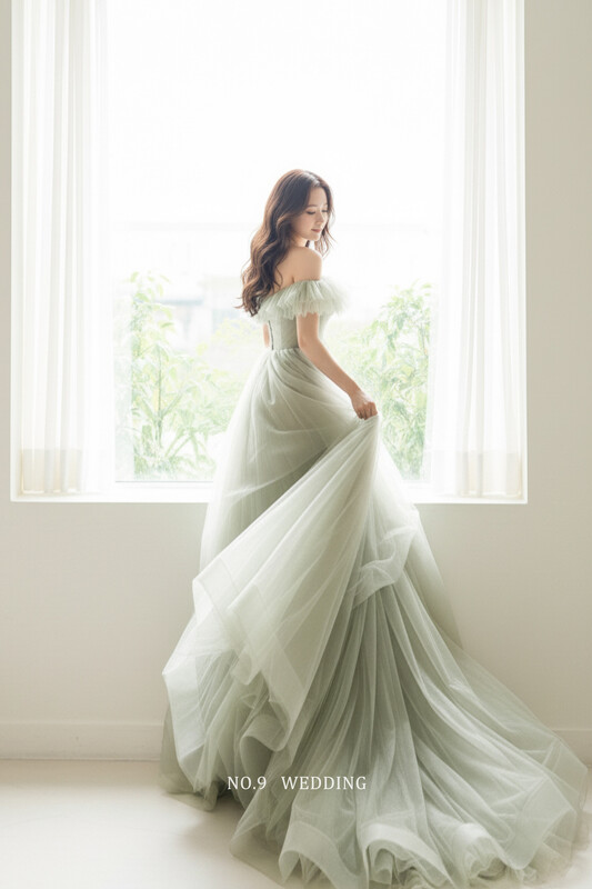 第九大道婚紗 台北 韓國品牌 HELENA SEOUL 鼠尾草綠卡肩桃心領層次紗A-Line晚禮服，新娘回眸展現飄逸裙襬與清新優雅氣質