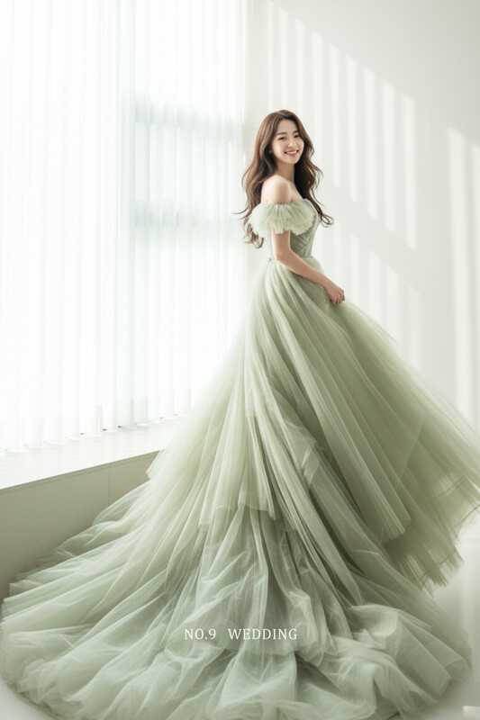 第九大道婚紗 台北 韓國品牌 HELENA SEOUL 鼠尾草綠卡肩桃心領層次紗A-Line晚禮服，新娘呈現清新仙氣與優雅拖尾