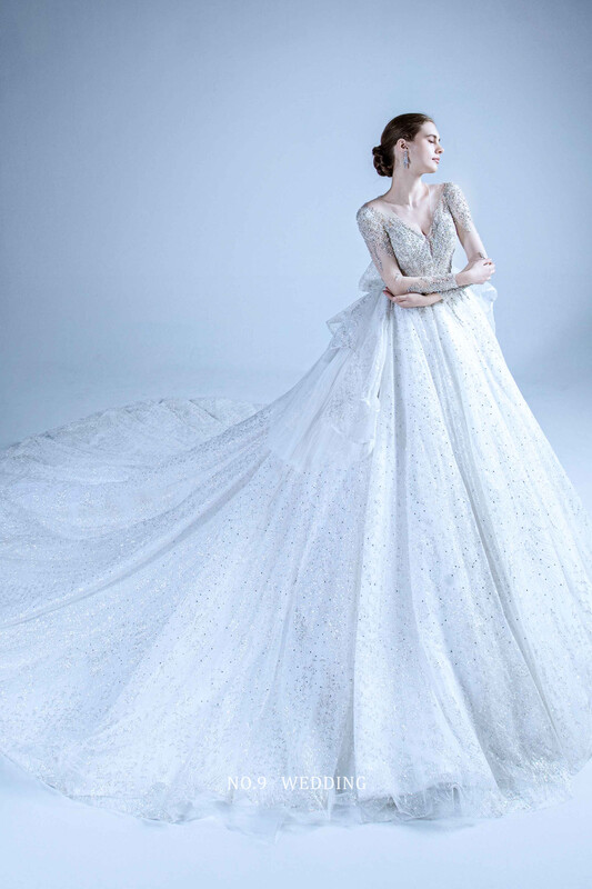 第九大道婚紗 HELENA SEOUL 韓國品牌奢華白色白紗，亮鑽長袖與V領修身剪裁，搭配超大澎裙及閃耀拖尾，散發優雅浪漫公主氣息