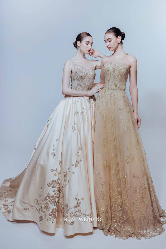 第九大道婚紗 台北 AMAN ROYAL ST. PAUL_S 9054+9054，第九大道婚紗 台北 AMAN ROYAL 金色 A-Line 晚禮服雙人展示，全身造型展現細緻亮片刺繡與飄逸裙襬，呈現高級訂製婚紗的華麗質感