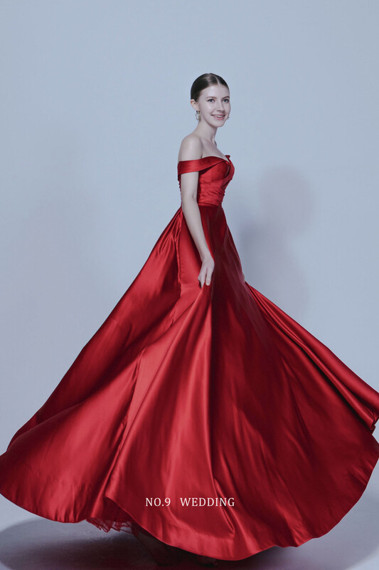 第九大道婚紗 台北 ST. PAUL_S 酒紅色卡肩緞面晚禮服，光澤感長裙襬搭配修身腰身散發高級精品風格