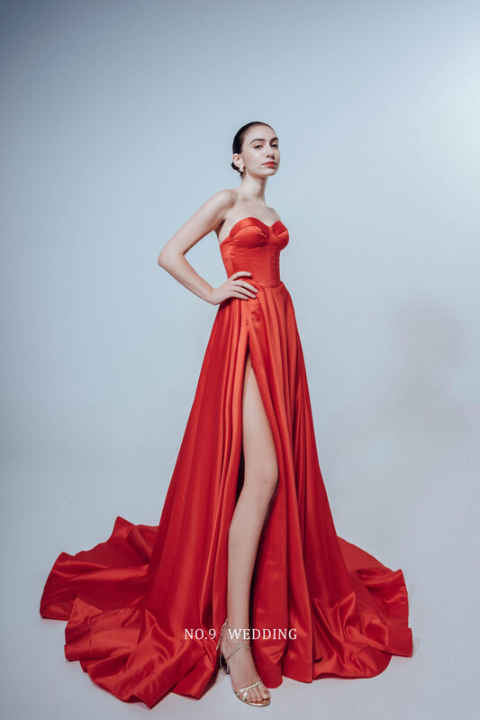 第九大道婚紗 ST_PAUL.S 台北，紅色緞面桃心領晚禮服，高衩A-Line大裙襬設計，展現俐落修身與高級訂製質感，適合婚宴敬酒、送客、婚紗攝影、尾牙春酒及精品禮服出租