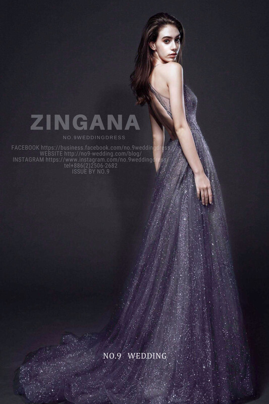 第九大道婚紗台北 ZINGANA 國際品牌婚紗奢華夢幻銀色削肩晚禮服，展現亮鑽削肩剪裁、滿版細亮光澤與 A-Line 裙襬正面姿態，呈現純淨素背高級感