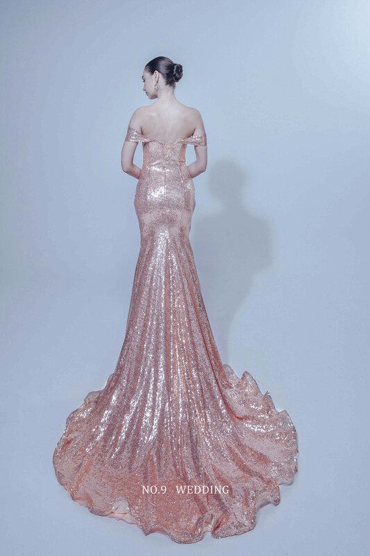 第九大道婚紗台北 ZINGANA 國際品牌婚紗，奢華夢幻金色美背晚禮服，展現性感大露背線條、精緻美背背影與華麗魚尾長拖尾，適合進場焦點與高級外拍單租