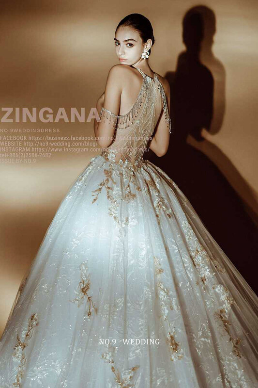 第九大道婚紗 ZINGANA 台北以色列品牌婚紗｜時裝雜誌風性感美背婚紗，純淨平光素色背景全身全貌形象照